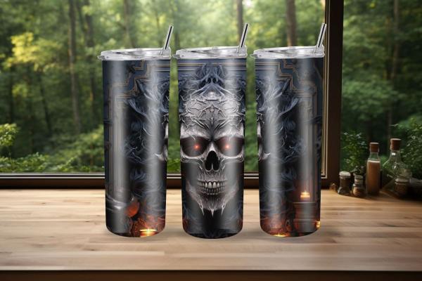 Schwarz-gotischer Totenkopf-Design-Trinkbecher mit intensiven, roten Augen und detaillierten, rauchigen Verzierungen. Der Becher ist von mystischen Mustern und brennenden Kerzen umgeben, was eine dunkle und dramatische Atmosphäre erzeugt.